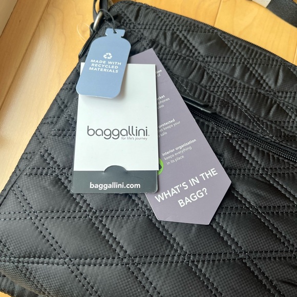 New with tags Baggallini Modern Pocket Vegan Leather Crossbody - Picture 2 of 6
